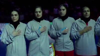  پخش سرود ملی ایران و همخوانی دختران هندبال ایران