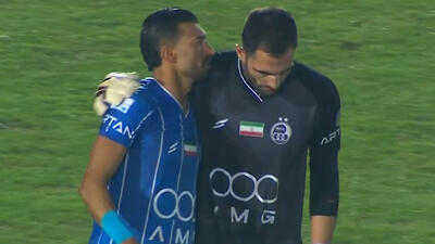  تشکر بازیکنان استقلال از آدان در پایان مسابقه