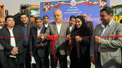  تحویل ۳۲۰ دستگاه خودروی عمرانی و خدماتی به شهرداری‌ها و دهیاری‌های هرمزگان با حضور استاندار
