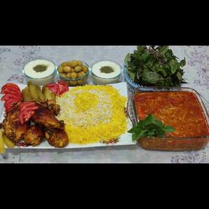  تایم ناهار..سوپ ،پلو ومرغ سرخ شده وماست خونگی.😋..........خدایا به هموطنانم عزت و سلامتی وخاطری خوش عنایت بفرما..ودر رزق وروزیشان وعمرشان  برکت فراوان قرار بده..آمین🤲🏻