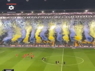  تیفو، آتش بازی و رقص نور جذاب؛ سنگ تمام هواداران فنرباغچه پیش از شروع دیدار حساس امشب