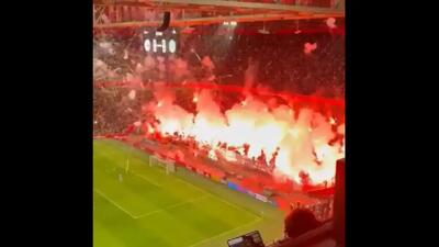  لغو بازی آژاکس و گرونینگن پس از ۶ دقیقه به دلیل آتش‌بازی خطرناک هواداران (فیلم)