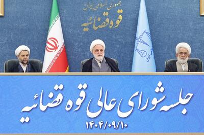  بعضا افرادی که زمانی انقلابی دوآتشه بودند اکنون مصرحات قانون اساسی را انکار می‌کنند