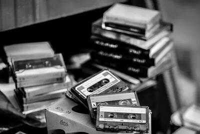  ۳۰ خواننده، شاعر و آهنگساز، از ضبط کنندگان کاست شکایت می کنند