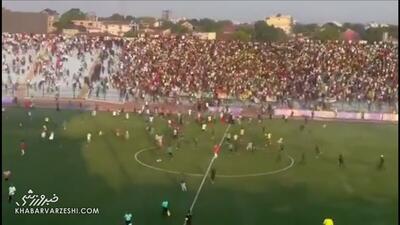  ویدیو| خشونت باورنکردنی در دربی کنگو/ حبس بازیکنان و انتقال ده ها نفر به بیمارستان!