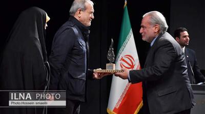  میگنا - تصاویر/ تقدیر رئیس‌جمهور از دکتر غلامعلی افروز در همایش خانواده، آینده و پیوندهای پایدار