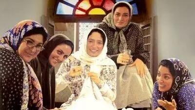  فیلم/ سکانس بامزه از فیلم به یاد ماندنی «یه حبه قند» / وقتی خواهرای عروس درباره آموزش های قبل از ازدواج میگن و میخندن