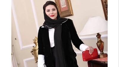  رخنمایی عتیقه جات نفیس منزل کاخ مانند سحر دولتشاهی با تزئینات گچی معماری باروک/ درخشش پیانو دیجیتالی، لوستر مجلل و.. در شبی که بهرام رادان مهمان خانه اش بود
