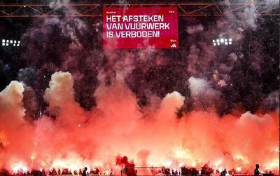  آتش‌بازی هواداران آژاکس، مسابقه را متوقف کرد