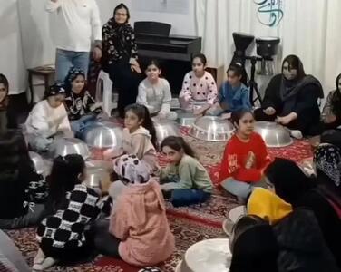  آواز محلی؛ شاید اولش فکر کنی مسخره بازیه ولی میبینی این فک فامیل دارن لگن نوازی میکن