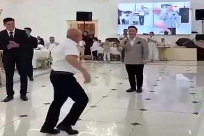  آواز شاد؛ ژانگولر بازی پیر پرحاشیه وسط تالار عروسی بجای پایکوبی پشتک میزنی مدل بروسلی