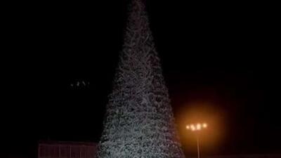  اولین درخت سال نو در روسیه توسط حاکم سرما، چیسخان، در یاکوتسک روشن شد