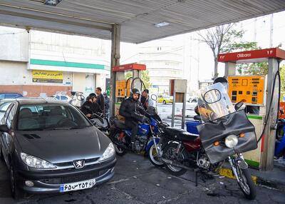  بنزین ۱۵۰۰ تومانی باید حذف شود/ اگر بنزین پلکانی بالا می‌رفت، امروز دلار ۵۵ هزار تومان بود