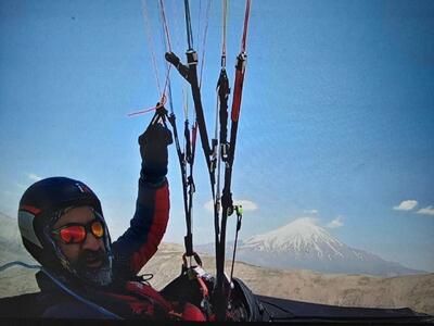  تصویری از رضا امیرخانی سوار بر پاراگلایدر