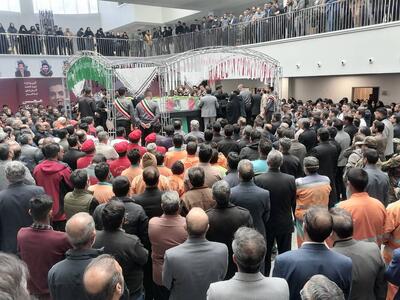  شهید آتش نشان کرمان روی دست کرمانی‌ها تشییع شد+ فیلم و عکس