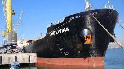  پهلودهی شانزدهمین شناور حامل کالای اساسی در بندر شهید رجایی