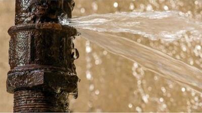  مشکلات ترکیدگی شاه لوله آب در منطقه بهارستان آبادان از زبان شهروندخبرنگار + فیلم