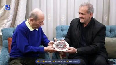  نگاهی به دکوراسیون خانه علی نصیریان در شبی که میزبان پزشکیان و دخترش بود؛ از مبلمانی همرنگ با فرش تا پذیرایی با هندوانه و زولبیا بامیه همراه با آوازخوانی آقابزرگ سینما برای رئیس‌جمهور