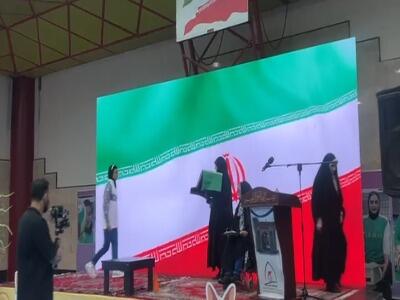  تحویل پرچم مقدس ایران به پرچمدار کاروان پاراآسیایی جوانان