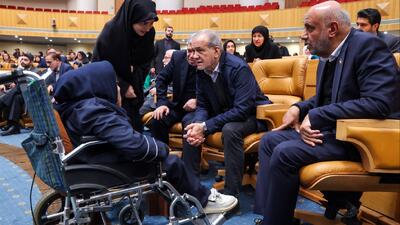  همایش روز جهانی معلولان با حضور پزشکیان؛ از معلول کارآفرین تا دختری که با بینی‌اش می‌نویسد!