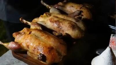  روش متفاوت پخت اردک شکم‌پر در روستاهای آذربایجان (فیلم)