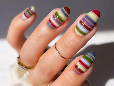  ۲۲ طرح ناخن راه راه که با طرح کلاسیک، جلوه‌ای بازیگوشانه پیدا می‌کنند