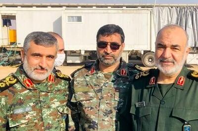  سنگ مزار مشترک شهیدان حاجی‌زاده و باقری