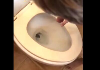  غافلگیری ترسناک یک کودک در چاه توالت!