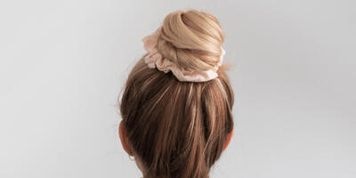  با یک کش ساده و بدون هیچ آسیبی موهایتان را شینیون کنید! - چی بپوشم