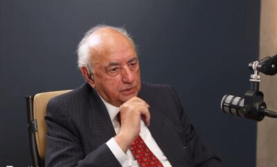  ویدیو / روایت فریدون مجلسی، دیپلمات سابق، از نخستین لحظات در وزارت خارجه پس از اشغال سفارت آمریکا: ابراهیم یزدی ابتدا به دیپلمات های غربی گفت این مسئله را چند روزه حل و فصل می‌کنیم، خیالتان راحت باشد اما اندکی بعد، سست شده بود و می گفت ماجرا در اختیار ما نیست