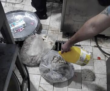  ابهام در فرایند رسیدگی به «گوشت‌های غیرقابل مصرف» یک رستوران در جاده چالوس / چرا با وجود کشف ۲۵ کیلو گوشت تاریخ‌گذشته، رستوران همچنان فعال است؟