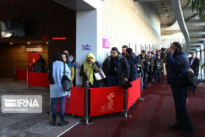  استقبال باشکوه از جشنواره جهانی فیلم فجر در جنوب شیراز/ تکمیل ظرفیت ۲ سالن استاد تارخ