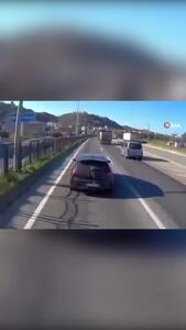  اقدام عجیب راننده خودروی سواری مقابل یک تریلی!