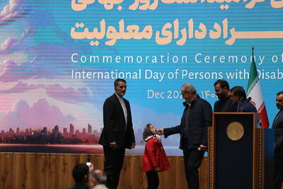  ببینید | برخورد جالب رئیس‌جمهور با کودک دارای معلولیت هنگام سخنرانی