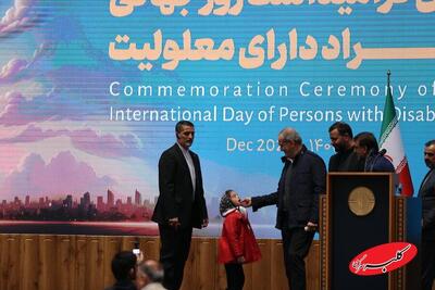  ببینید | برخورد جالب رئیس‌جمهور با کودک دارای معلولیت هنگام سخنرانی - کلبه سرگرمی