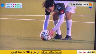  حرکت عجیب دروازه‌بان به بازی روانی بازیکن حریف هنگام زدن ضربه پنالتی - پارس فوتبال