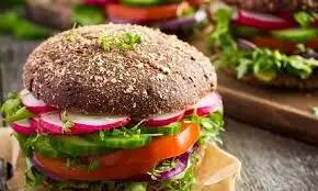  برگر مرغ رژیمی؛ انتخابی سبک برای وعده‌های ناهار و شام