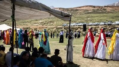  آواز شاد؛ تو عروسی دهه 50 هزارتا ماشین برای عروس کشون میرن فقط پیکان جوانان دوماد
