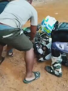  بدشانسی کار دست مرد موتورسوار در مسیر مسابقه داد + فیلم