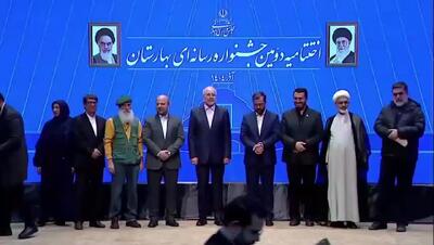  تجلیل ویژه از کورش شرفشاهی سردبیر صفحه اقتصاد در جشنواره رسانه ای بهارستان + ویدئو