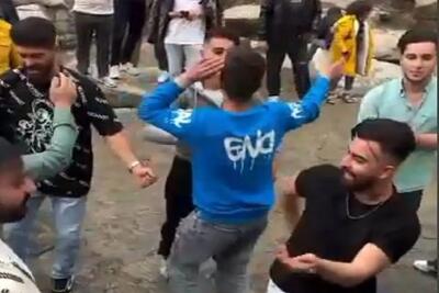  آواز شاد؛ حرکات موزون و شلخته این پسرا ته خندس مخصوصا اون پیرهن آبینه با اداهاش