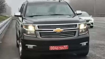  خودرو‌هایی با پلاک سفارت آمریکا در حال ورود به فرودگاه ونوکووا-2 هستند