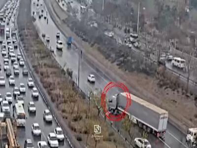  لحظه هولناک قیچی کردن تریلی در هوای بارانی مشهد