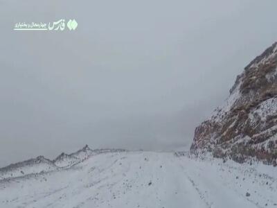  گردنه عسل‌کشان کوهرنگ سفیدپوش شد