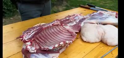  پخت غذای محلی آذربایجان با یک بره کامل در روستا (فیلم)