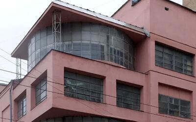  اشکال هندسی در معماری این ساختمان جلب توجه می‌کند