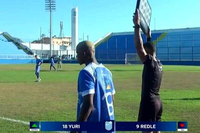  فوتبالیست زندانی با پابند الکترونیکی وارد زمین شد