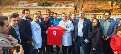  عیادت مدیرعامل و سرمربی پرسپولیس از بیماران بیمارستان طالقانی