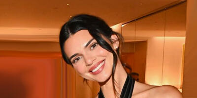  پیراهن کاموایی موهردار روی فرش قرمز؟ فقط کندال جنر می‌تواند انقدر خلاق باشد - چی بپوشم