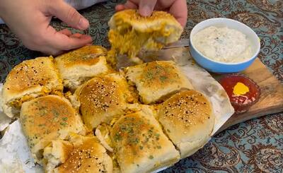  همبرگر خرچنگی با جوجه ها؛ چیکن اسلایدر با سس مخصوص